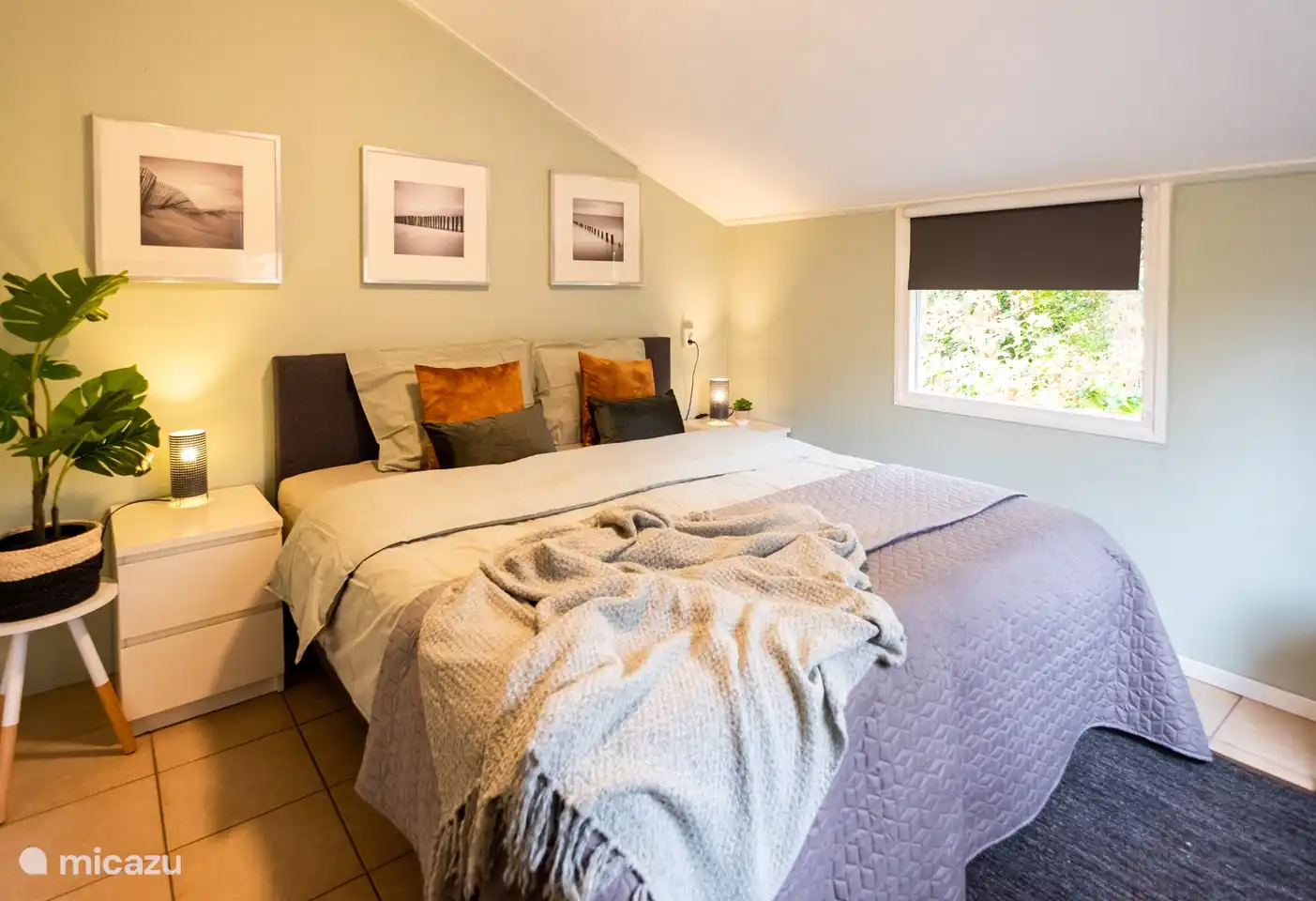 A bright spacious double room with a large bed. You can enjoy the garden from bed.