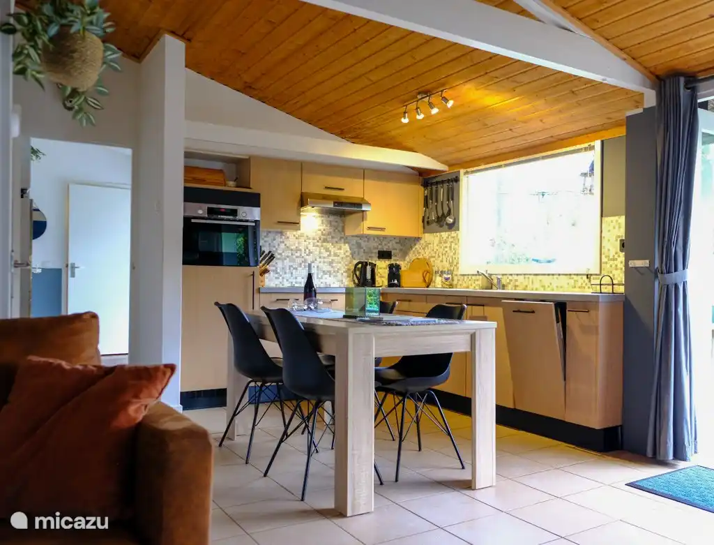 The cozy living room is equipped with all comforts, such as TV with an extensive channel package, internet, comfortable sofas and a wood stove. Wood is available at the bungalow. Tip: bring nice slippers.