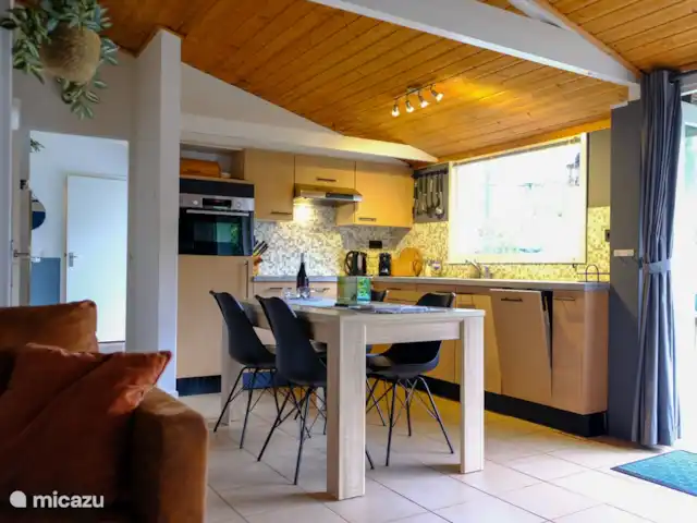 Huisje 78 in Drenthe huren in Nederland, Drenthe, Exloo - bungalow De knusse woonkamer is voorzien van alle gemakken, zoals tv met een uitgebreid zenderpakket, internet, comfortabele zitbanken en een houtkachel. Hout is voorradig bij de bungalow. Tip: neem lekkere pantoffels mee.