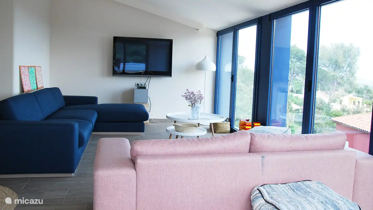 Aufenthaltsbereich mit TV