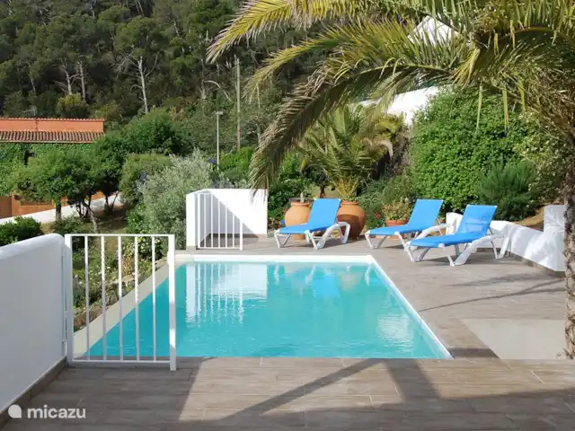 Location de Vacances Espagne, Costa Brava, Palamos, villa - Manuki Mas Costa Brava Villa Vue sur la piscine depuis la terrasse du restaurant