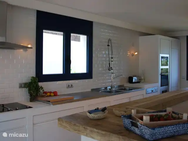 Location de Vacances Espagne, Costa Brava, Palamos, villa - Manuki Mas Costa Brava Villa Vue de la cuisine avec poêle