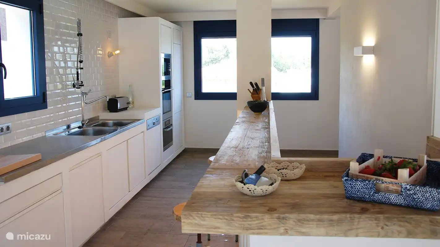 Ansicht der Küche mit Bar