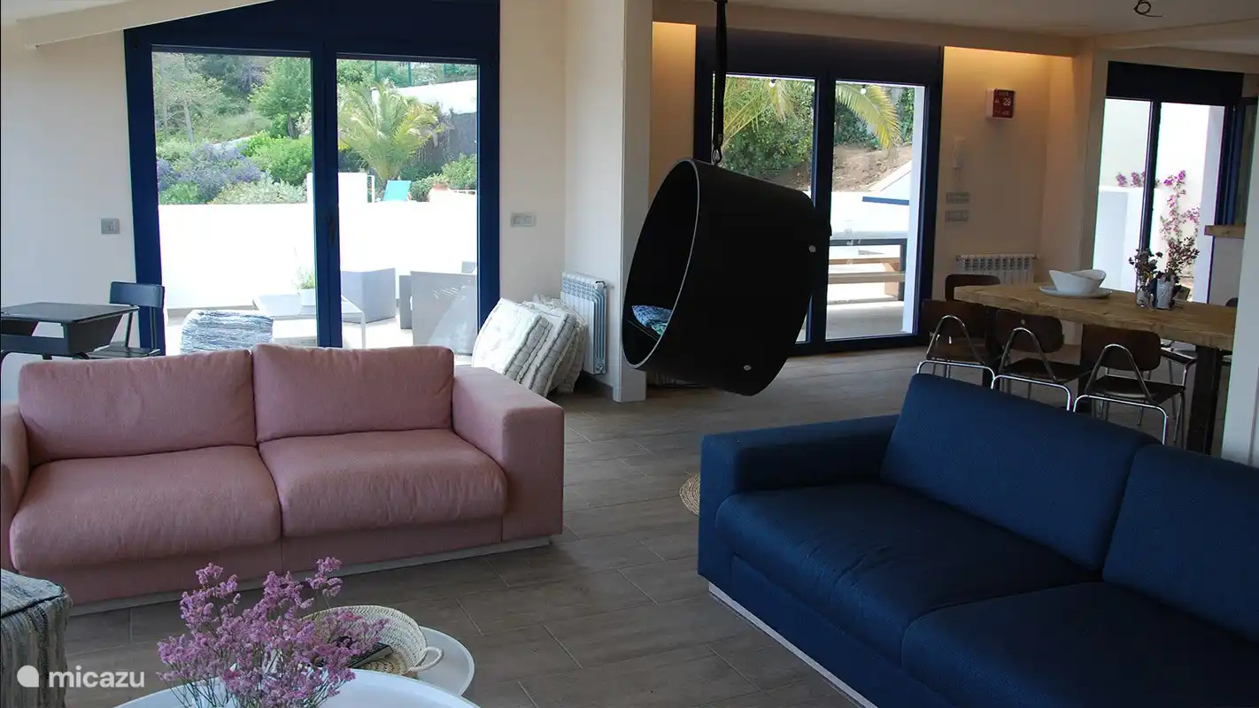 Lounge-Bereich mit Blick auf die Terrasse