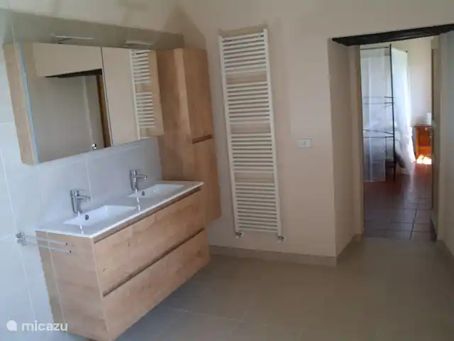 Casa Brizzi te Montesecco (Pergola) huren in Italië, Marche, Pergola - vakantiehuis ruime badkamer met 2 lavabo's