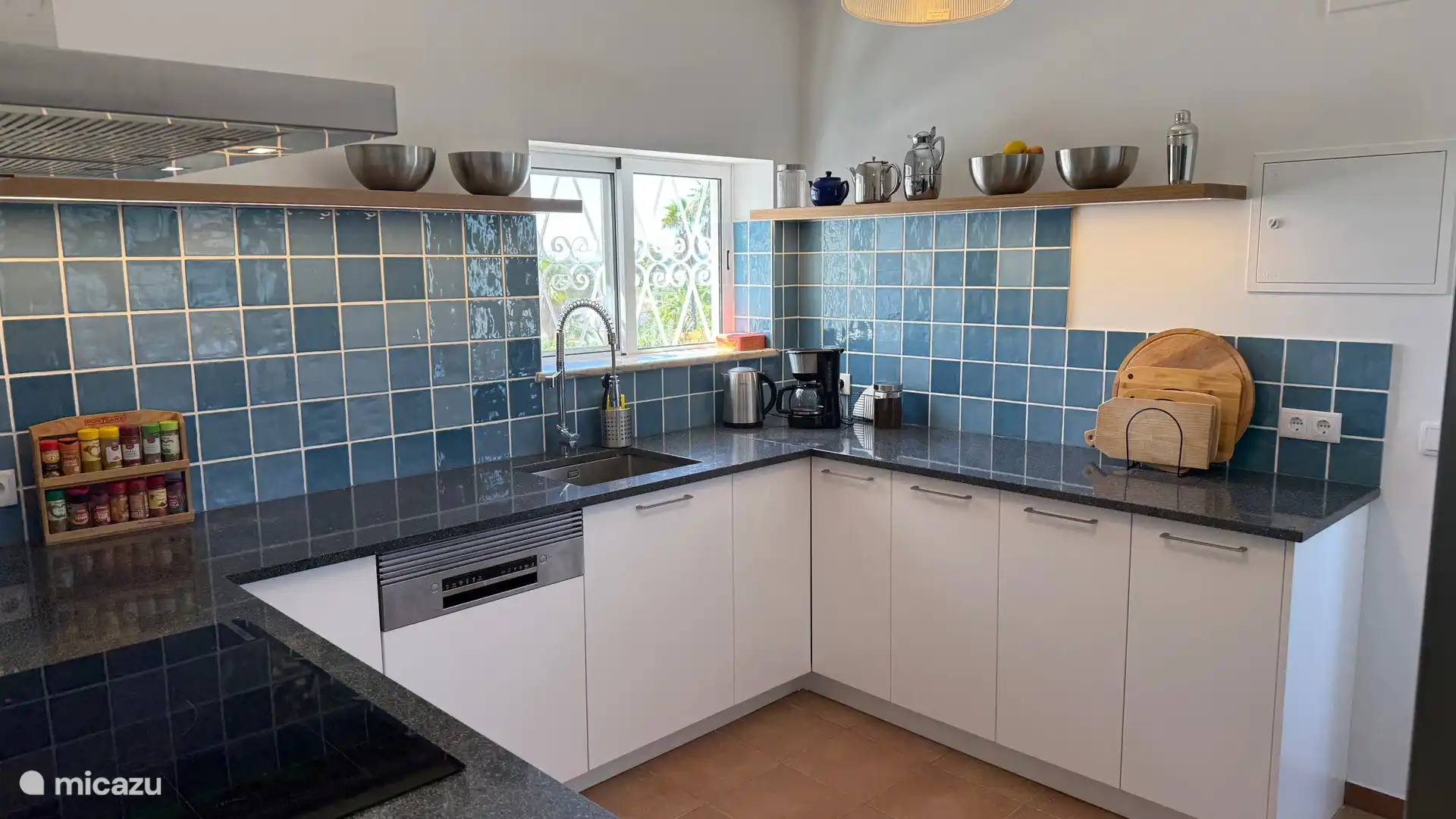 Keuken met granieten blad en Bosch vaatwasser