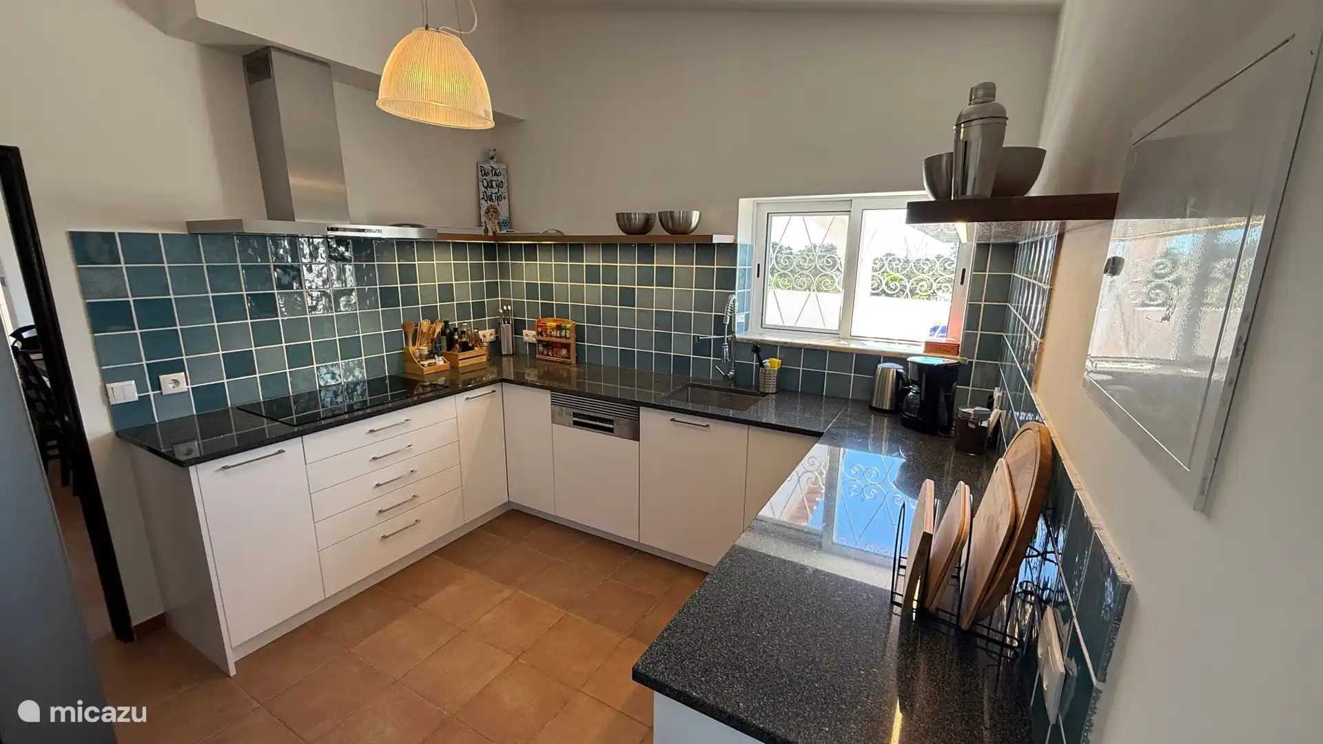 Keuken met Bosch inductieplaat en Bosch afzuigkap