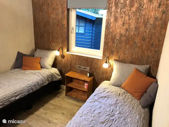 Casa de vacaciones Pura Vida en Países Bajos, Overijssel, Holten - casa vacacional Segundo dormitorio con el cobertizo para bicicletas al fondo.