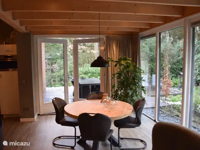 Casa de vacaciones Pura Vida en Países Bajos, Overijssel, Holten - casa vacacional Sala de estar con puertas de patio al jardín.