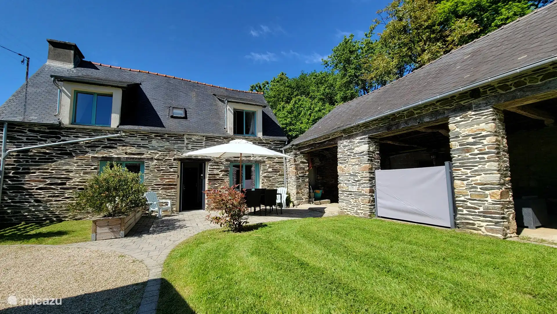 Casa y granero cubierto