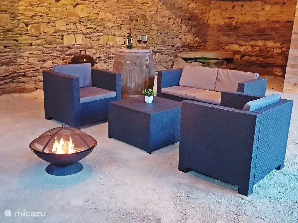 salón de jardín en el cobertizo cubierto