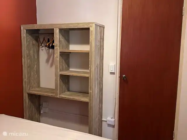 Casa Aruba | Aruba, Nord, Alto Vista - appartement Placard de chambre avec penderie et étagères