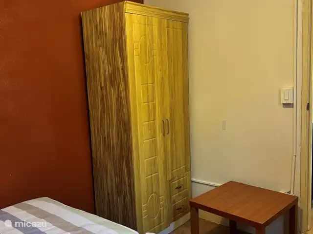 Casa Aruba | Aruba, Nord, Alto Vista - appartement Placard dans la chambre avec table pour les valises