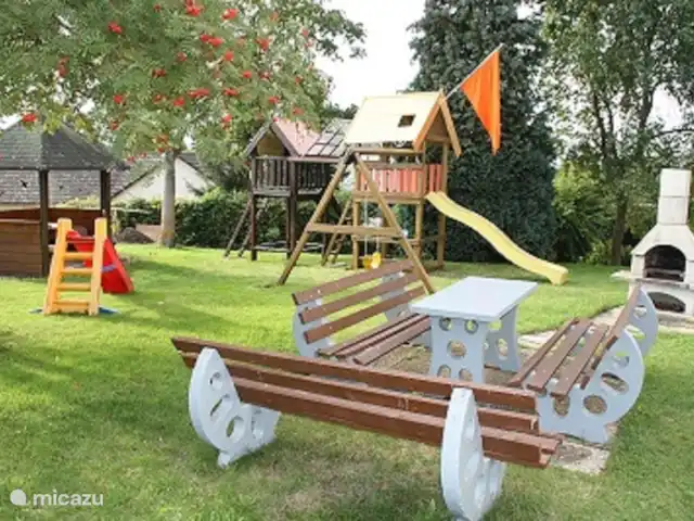 Location de Vacances Allemagne, Moselle, Liesenich, appartement - Appartement 2 Haus Buchholz Jardin avec équipements de jeux pour les enfants.
Bancs de jardin et barbecue