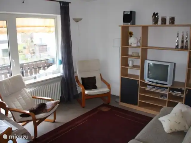 Location de Vacances Allemagne, Moselle, Liesenich, appartement - Appartement 2 Haus Buchholz Salon avec canapé-lit accès au balcon avant