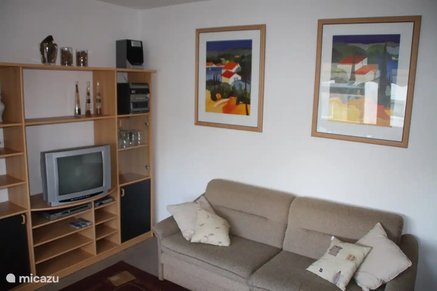 Salón con sofá cama acceso al balcón delantero