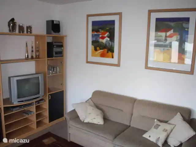Location de Vacances Allemagne, Moselle, Liesenich, appartement - Appartement 2 Haus Buchholz Salon avec canapé-lit accès au balcon avant