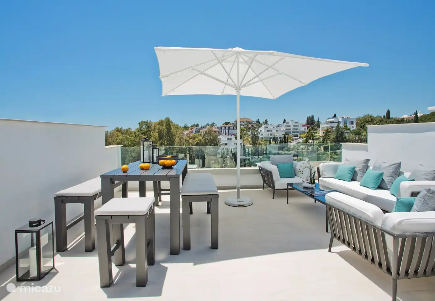 Terrasse sur le toit avec sièges lounge et belle vue sur la mer