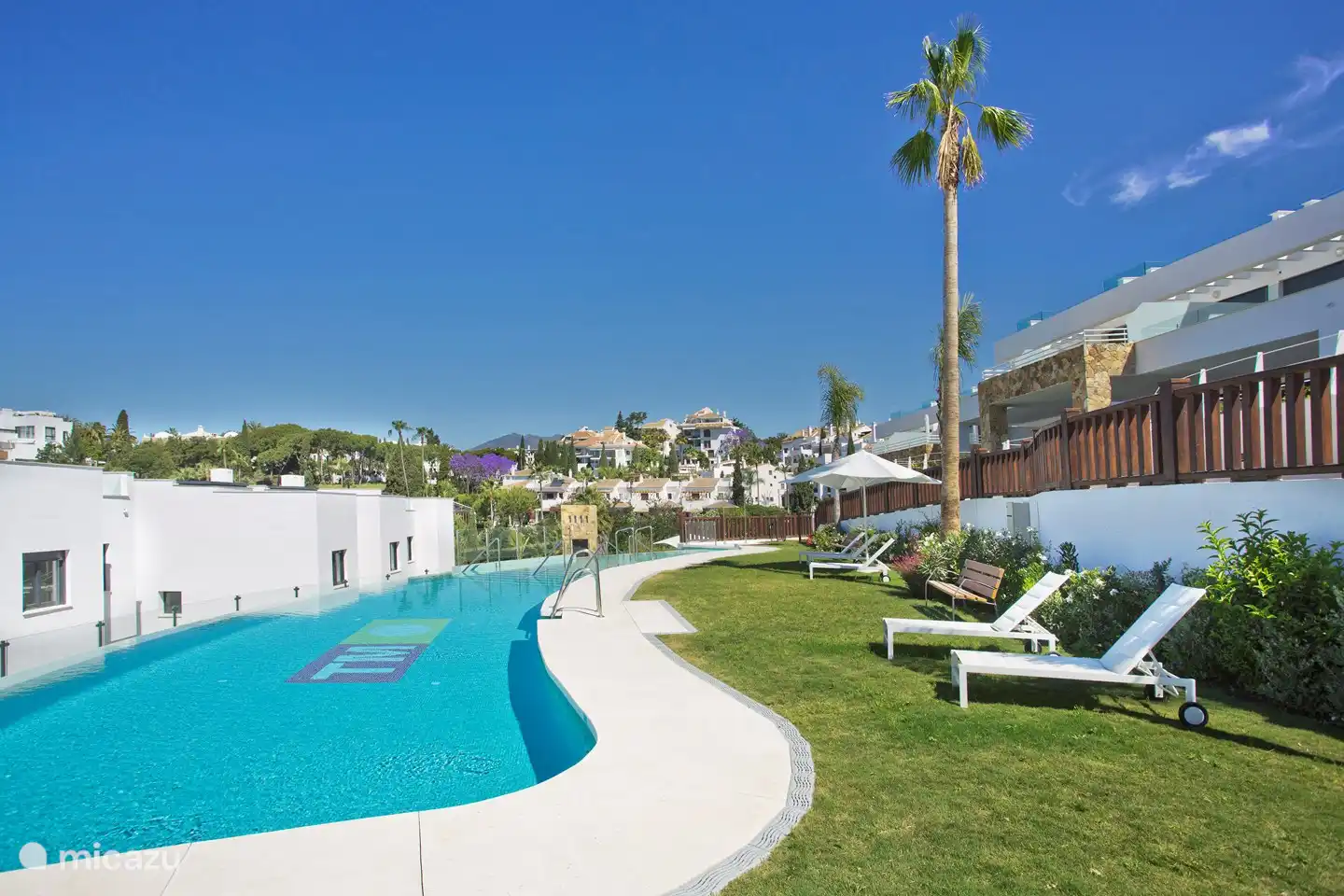 Piscine à débordement