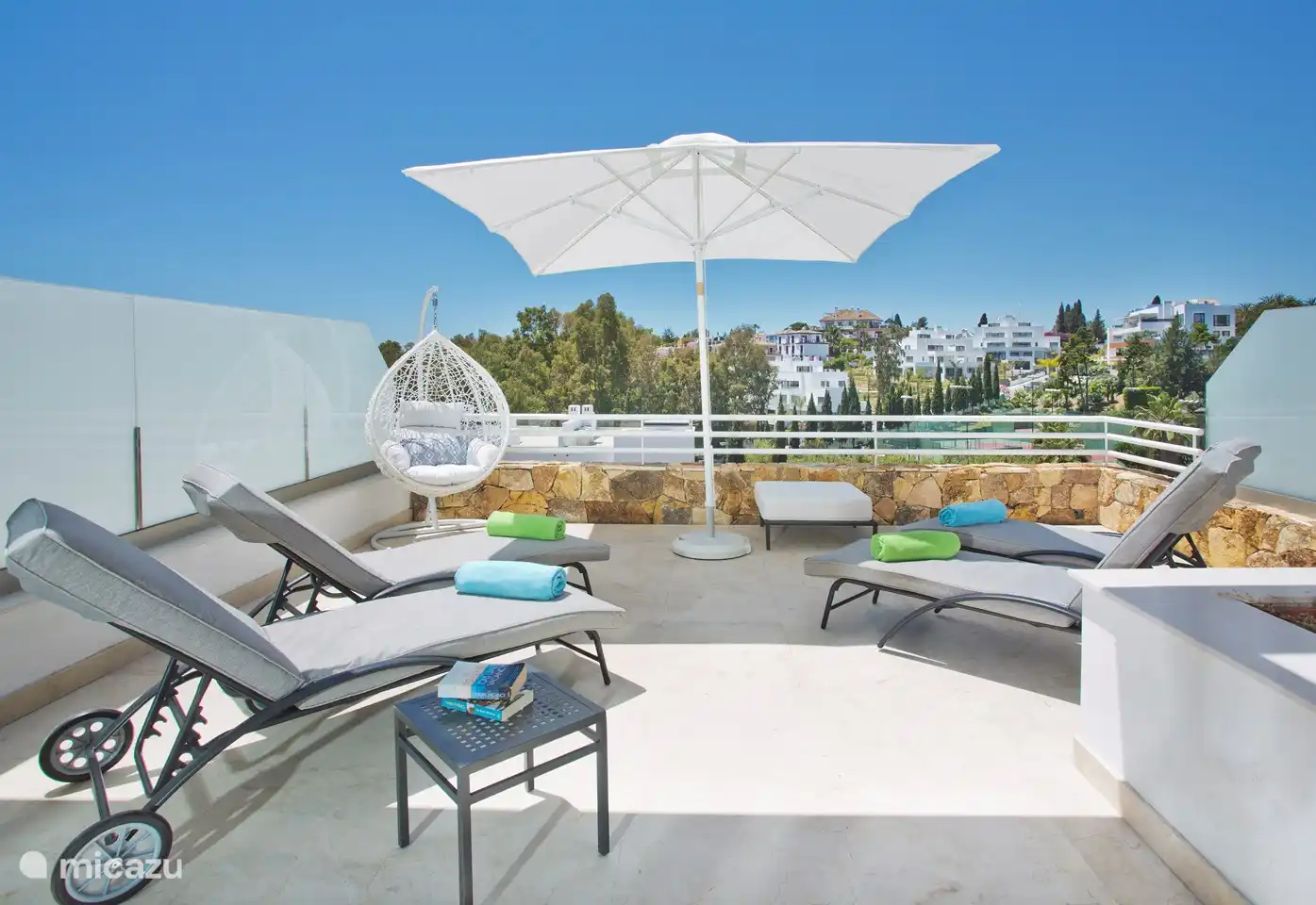 Chambre parentale en terrasse avec chaises longues