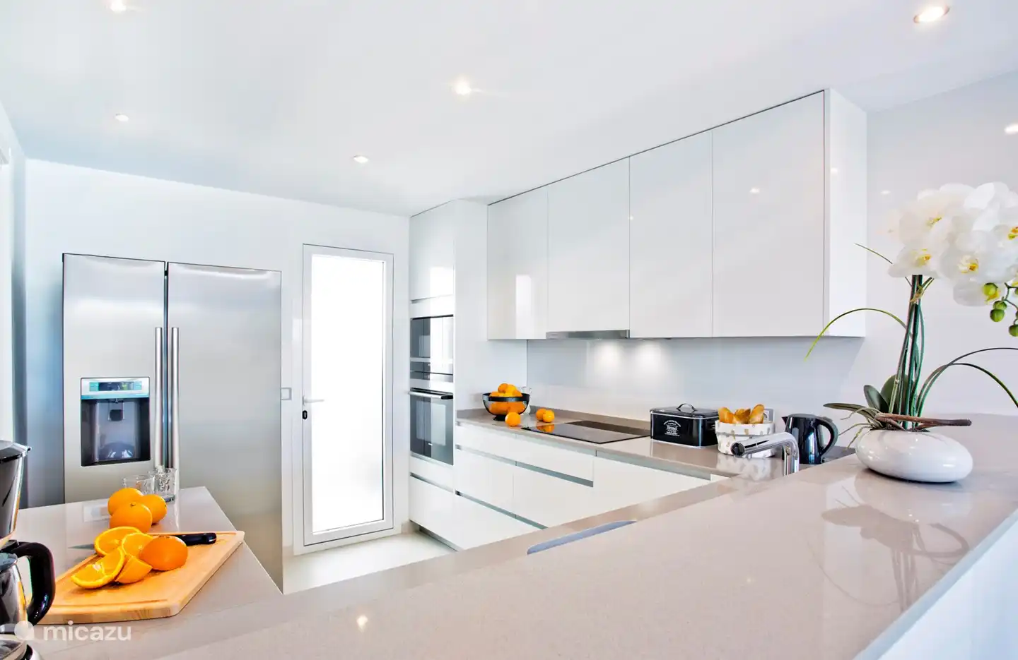 Cuisine entièrement équipée avec frigo américain