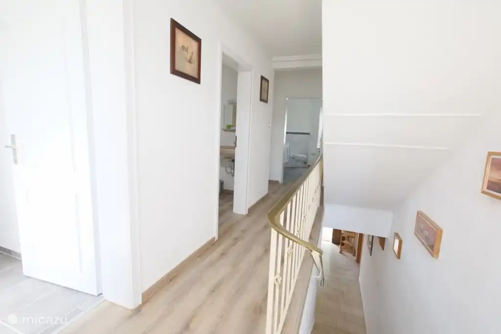 Aterrizaje a 4 dormitorios y 2 baños.