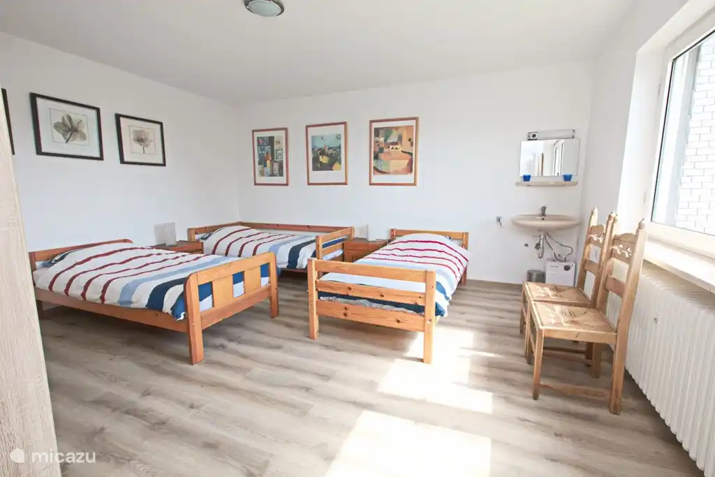 dormitorio con 3 camas individuales