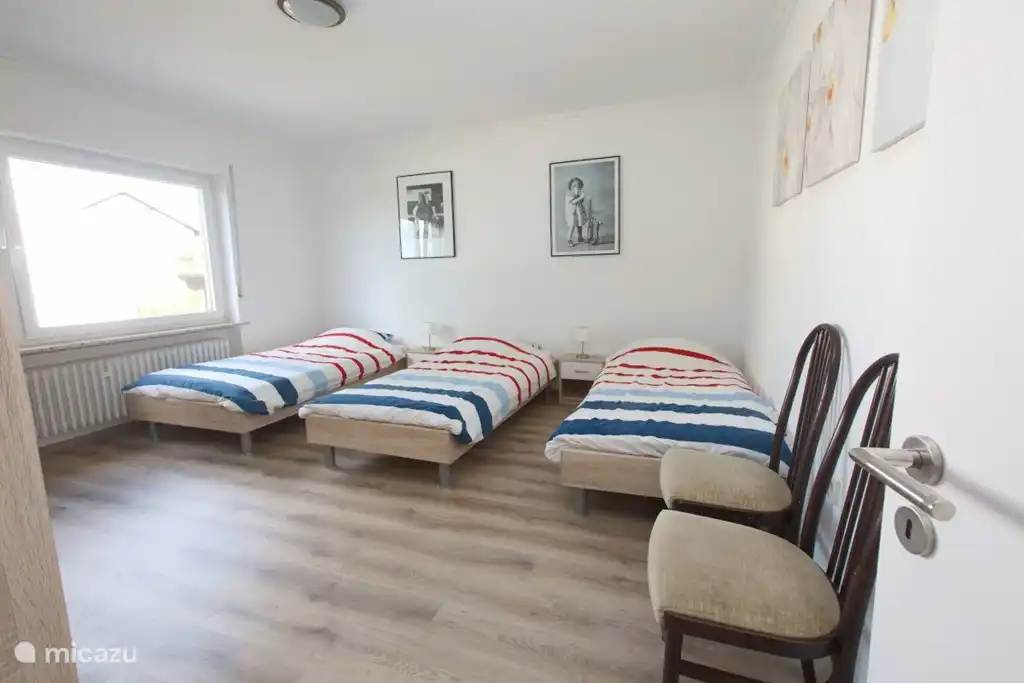 Dormitorio con 3 camas individuales