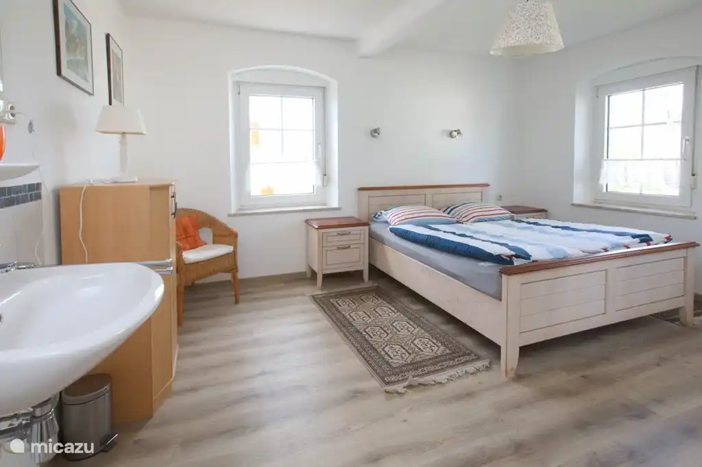 Dormitorio con una cama doble