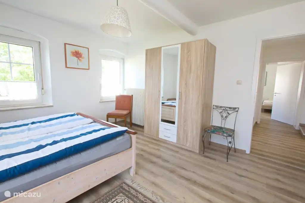 dormitorio con una cama doble