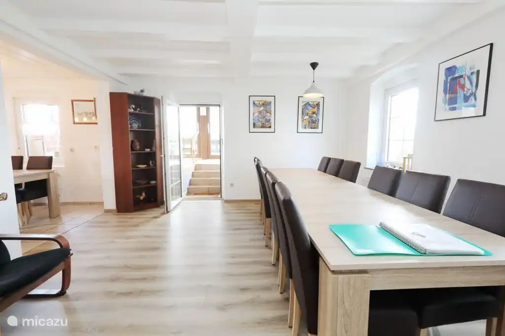 Comedor con acceso al jardín de invierno