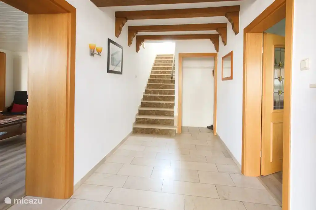 Hall con escaleras a la cima