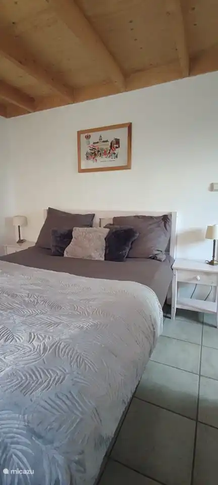 Schlafzimmer mit Bett 1,60 x 2,00 Meter