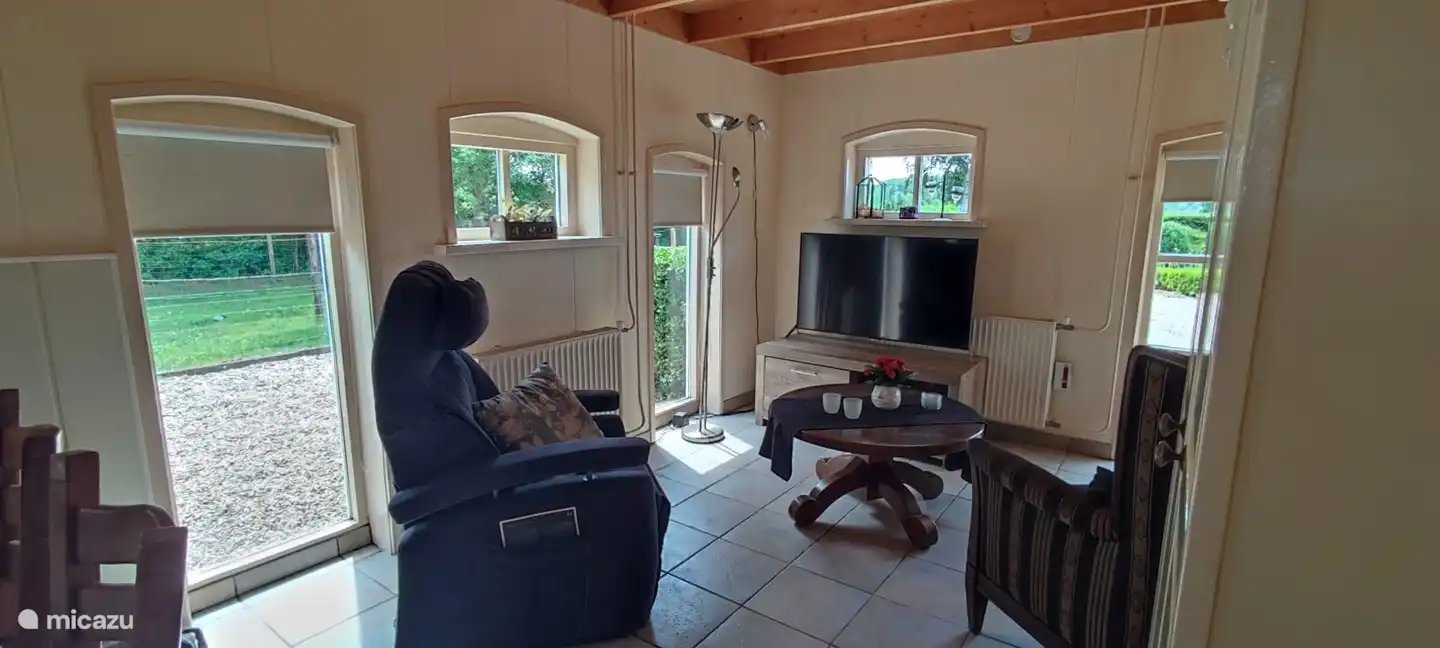 Wohnzimmer mit Flachbild-Smart-TV