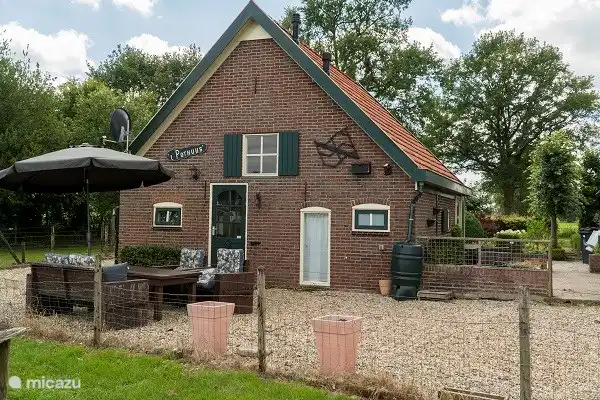 Rückansicht mit Lounge-Set