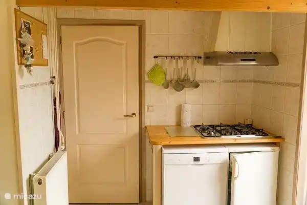 Kochfeld mit Kühlschrank und Geschirrspüler