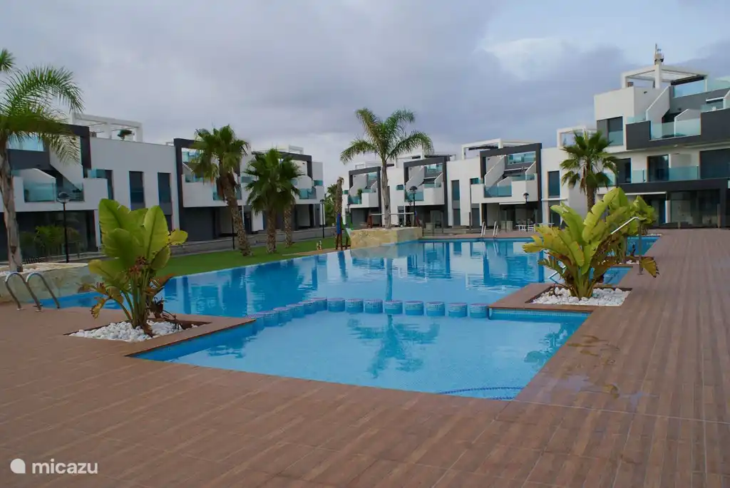 belle piscine à débordement