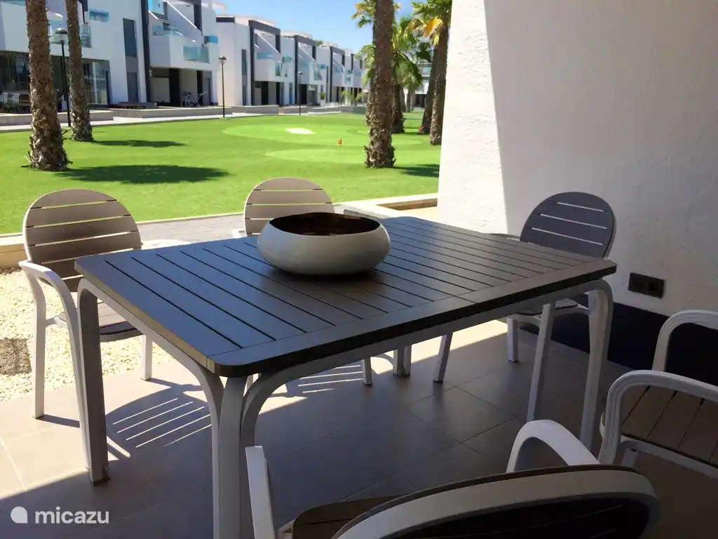 terrasse plein sud avec vue sur le jardin et la piscine