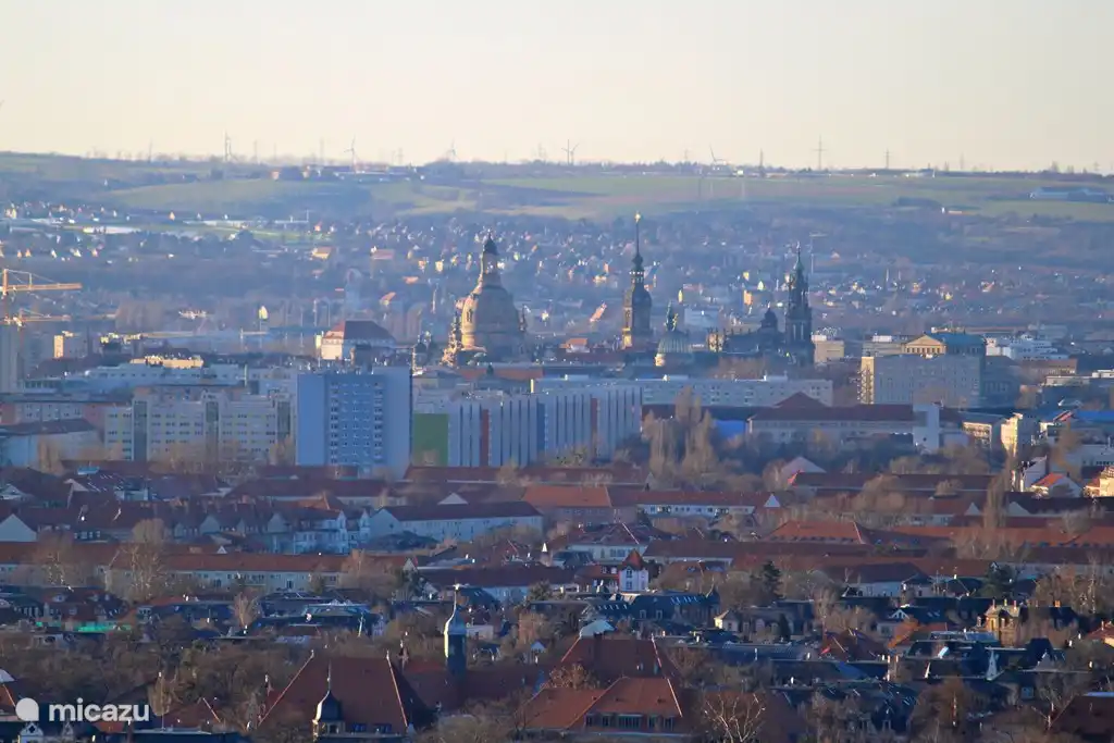 Blick auf die Altstadt von Dresden vom Balkon Ihrer Wohnung. (Teleobjektiv)