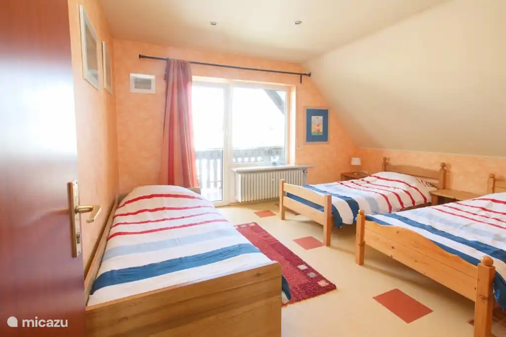 Dormitorio con acceso al balcón.