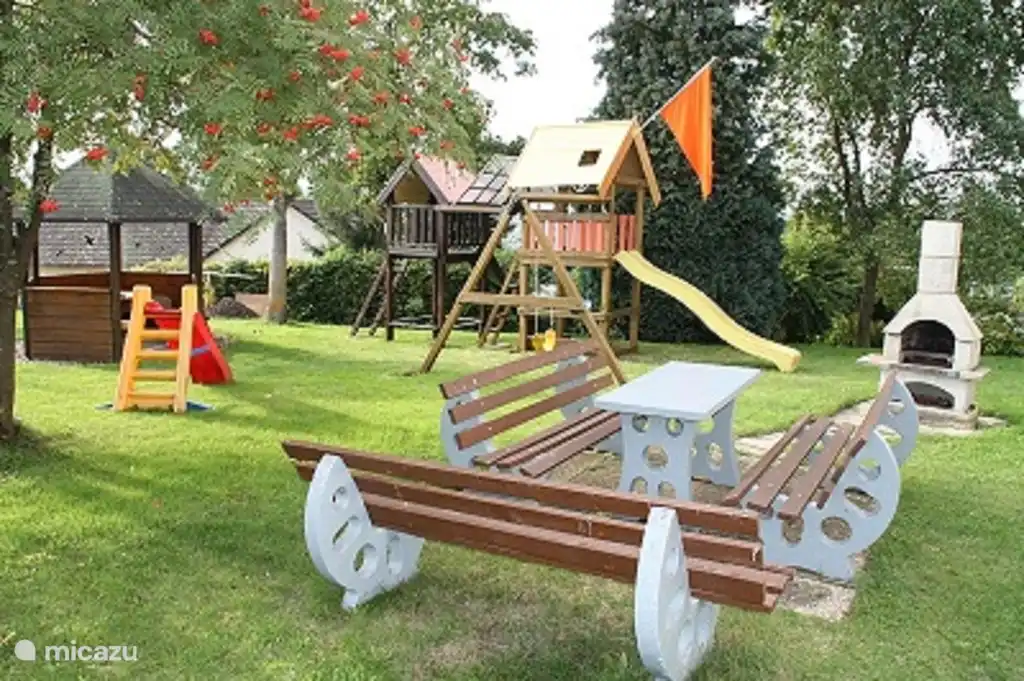 Jardín con parrilla y juegos infantiles
