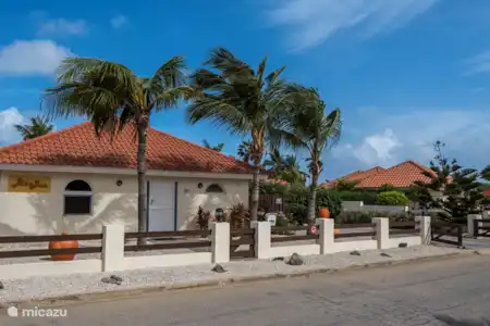 Vakantiehuis Aruba, Noord, Noord villa Luxe vakantievilla BibaBon Vooraanzicht van de villa in een rustige wijk