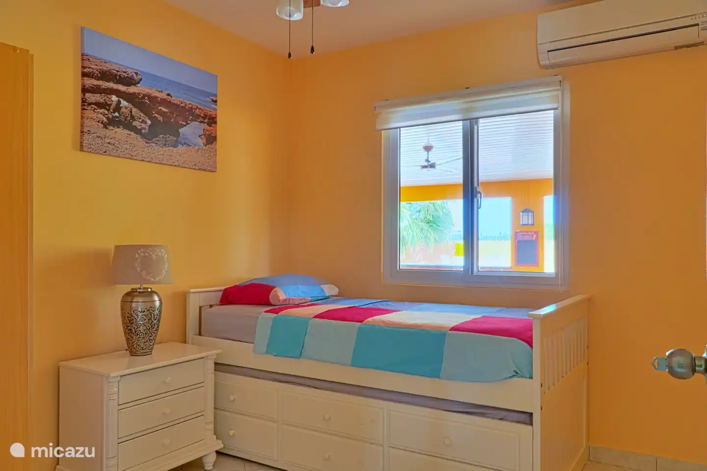 Tweede slaapkamer met eenpersoonsbed met onderbed