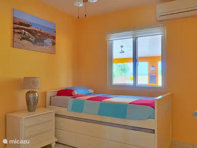 Cas Trupial - Villa con piscina en Aruba, Paradera, Paradera - villa Segundo dormitorio con cama individual con litera inferior