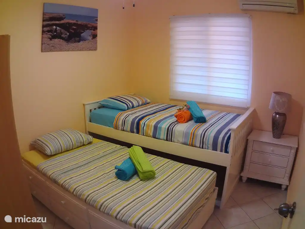 Tweede slaapkamer met twee eenpersoonsbedden