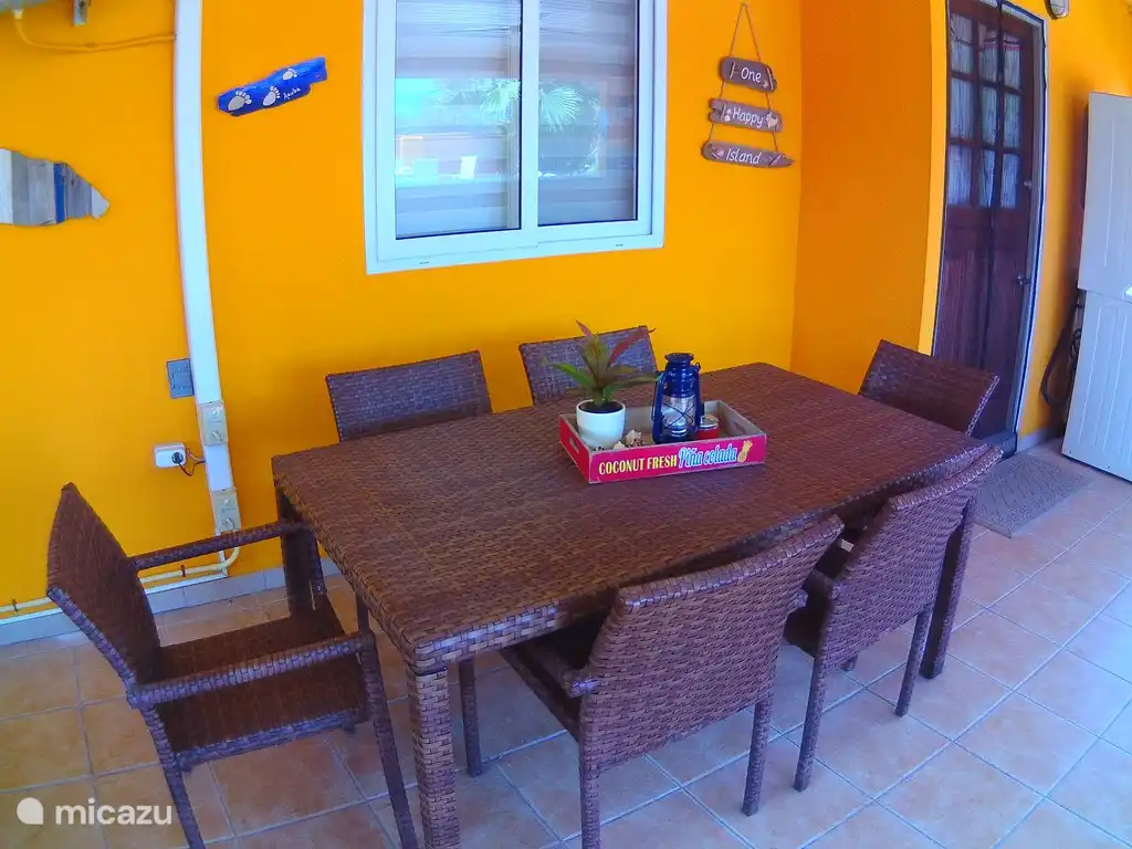 Eettafel in de veranda