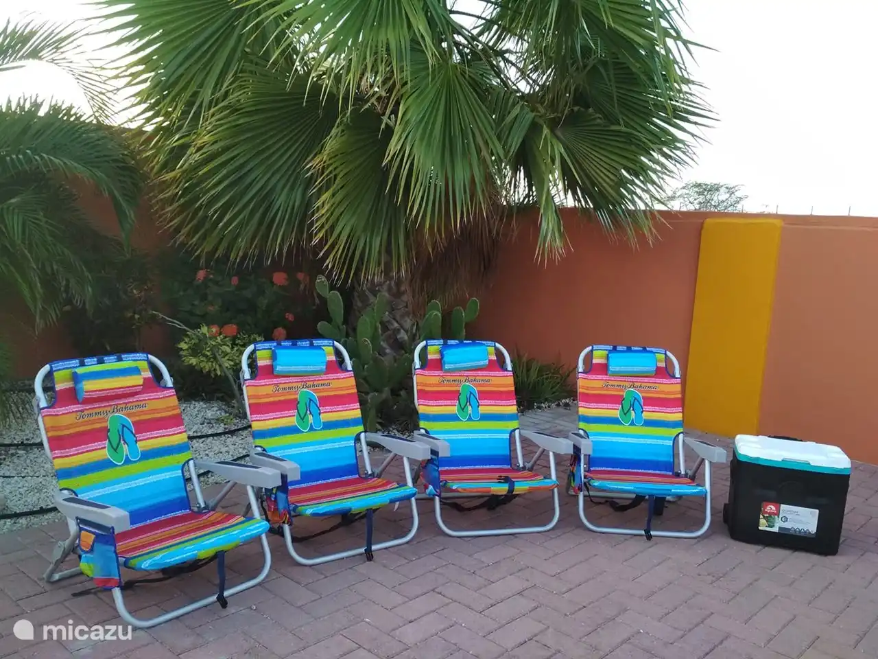 Inclusief strandstoeltjes en een coolbox, voor een stranddag