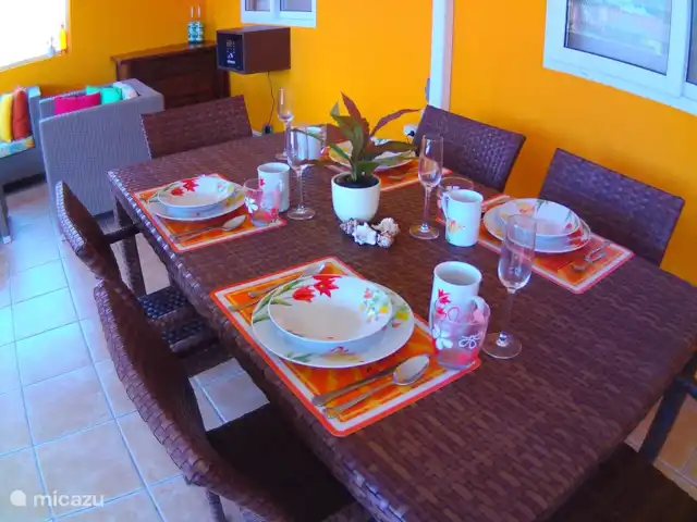 Cas Trupial - Villa con piscina en Aruba, Paradera, Paradera - villa Mesa de comedor en la veranda