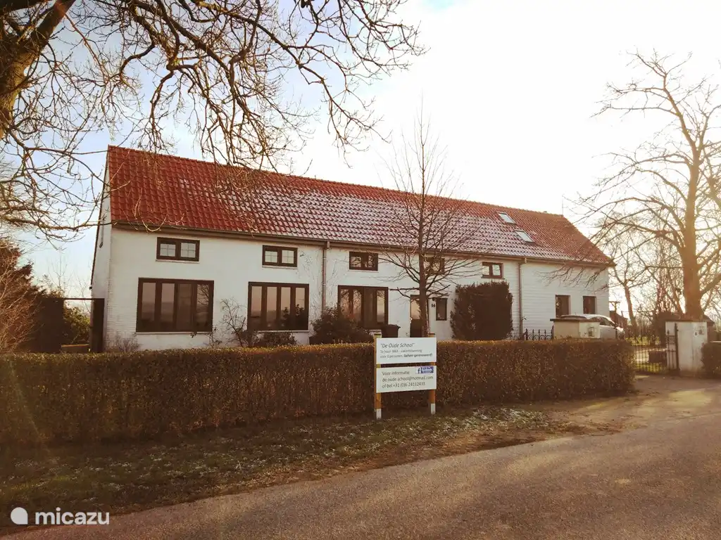 vista frontal de toda la casa en invierno