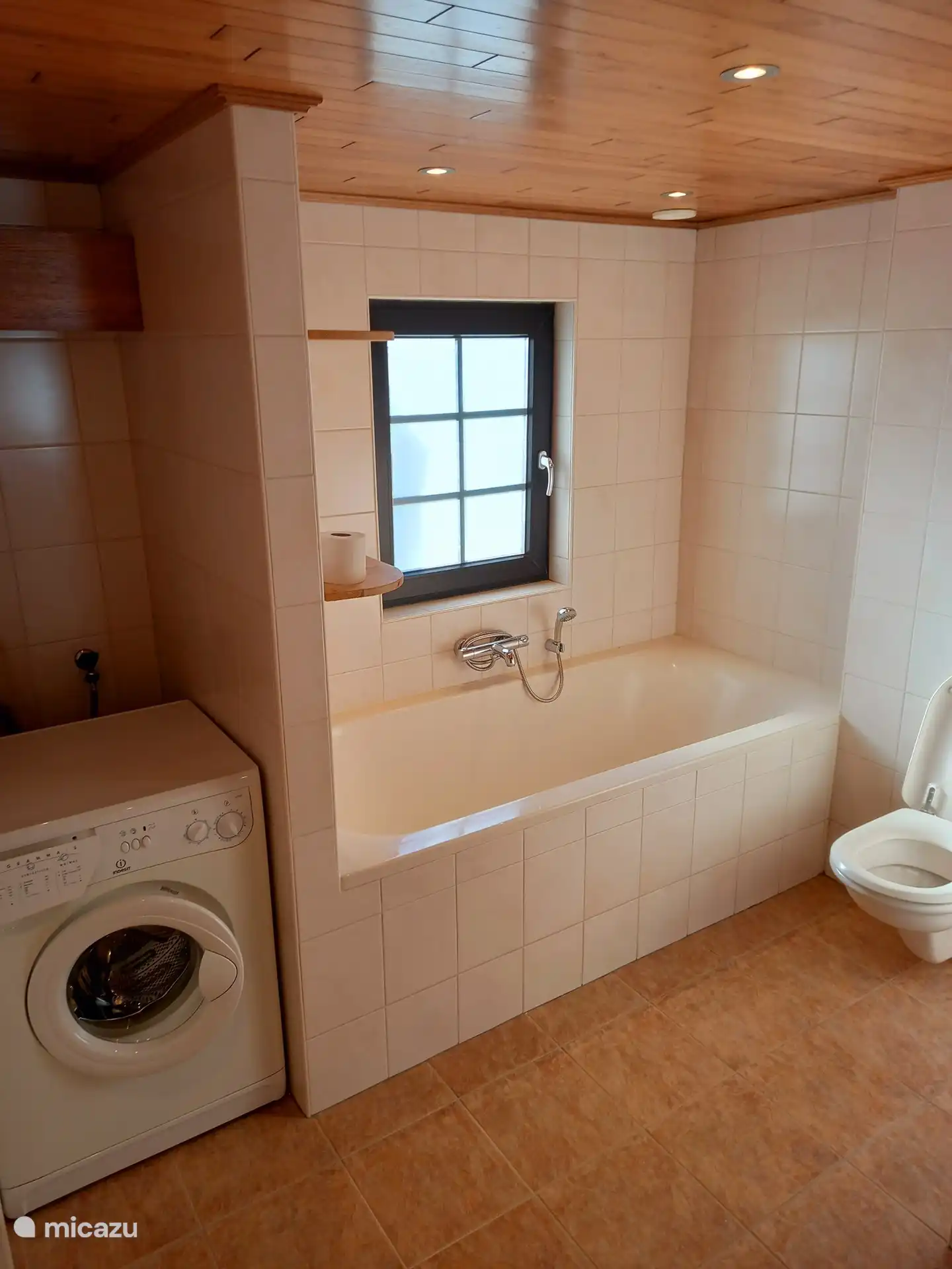 Bañera y aseo del cuarto de baño.